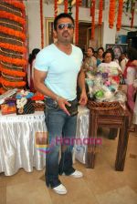 Sunil Shetty at Araaish Exhibition in aid of the - Save the Children India Foundation in Blue Sea, Worli on 22nd Sep 2009  (12).JPG